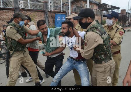 Schiitische Trauernde, die während einer muharram-Prozession in Srinagar, Indien, wegen des Überhebens von Beschränkungen festgenommen wurden. Stockfoto