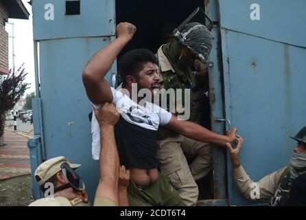 Schiitische Trauernde, die während einer muharram-Prozession in Srinagar, Indien, wegen des Überhebens von Beschränkungen festgenommen wurden. Stockfoto