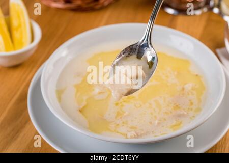 Türkische traditionelle Kuttelsuppe / iskembe corbasi. Stockfoto