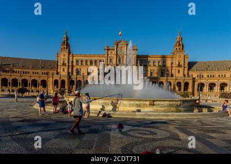 Der Brunnen an der Plaza de Espana in Sevilla, Spanien, Europa Stockfoto