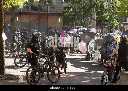 USA 25. Juli 2020: Spät in den Tag Protestor mit der Polizei auf Capitol Hill konfrontiert. Stockfoto