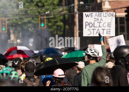 USA 25. Juli 2020: Spät in den Tag Protestor mit der Polizei auf Capitol Hill konfrontiert. Stockfoto