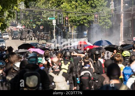 USA 25. Juli 2020: Spät in den Tag Protestor mit der Polizei auf Capitol Hill konfrontiert. Stockfoto