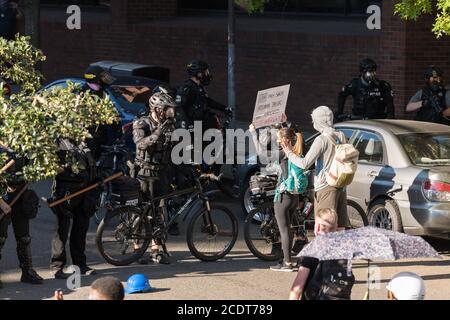 USA 25. Juli 2020: Spät in den Tag Protestor mit der Polizei auf Capitol Hill konfrontiert. Stockfoto