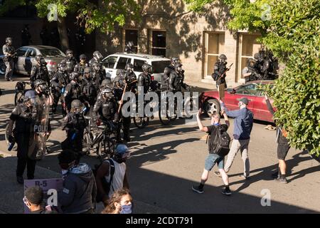 USA 25. Juli 2020: Spät in den Tag Protestor mit der Polizei auf Capitol Hill konfrontiert. Stockfoto