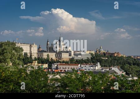 Madrid Skyline zeigt die Catedral De La Almudena in Madrid, Spanien, Europa Stockfoto