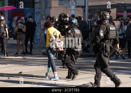 USA 25. Juli 2020: Spät am Tag verhaftete die Polizei einen Protestierenden auf dem Capitol Hill. Stockfoto