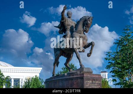 Das Denkmal für Amir Timur in Taschkent im Grünen. Amir Timur Platz in Taschkent. Denkmal Für Amir Timur. Stockfoto