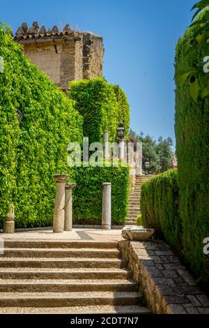 Kunstvoll verzierte Stufen in den jardines, königlicher Garten des Alcazar de los Reyes Cristianos, Cordoba, Spanien, Europa Stockfoto