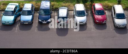 Autos auf einem Parkplatz im Stadtzentrum von Magdeburg Stockfoto