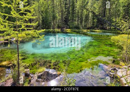 Erstaunliche blauen Geysir See in den Bergen des Altai, Russland Stockfoto