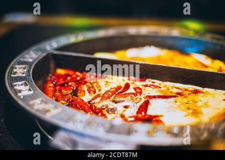 chinesischer Hotpot in zwei Suppen Stockfoto