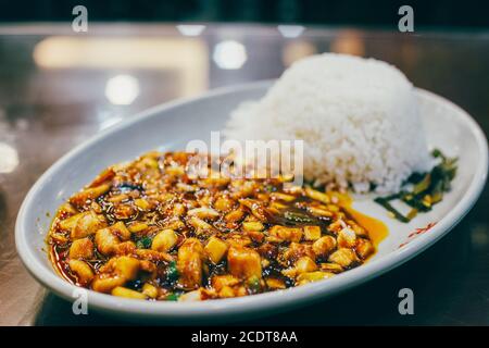 Richtfest in China Kungpao Huhn mit Reis Stockfoto