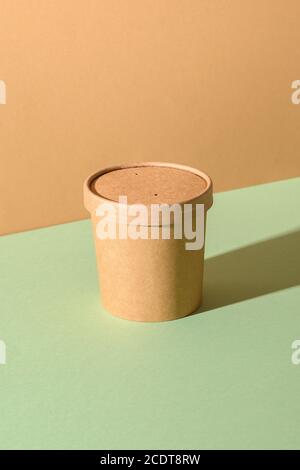 Basteln Sie Papier Suppenbecher, Essen mitnehmen. Ökologisches Einzelpaket. Keine Verschwendung. Recycling-Einweg-Becher. Stockfoto