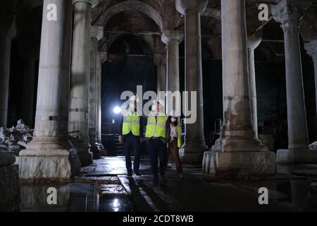 (200829) -- ISTANBUL, 29. August 2020 (Xinhua) -- Mitglieder eines Restaurierungsteams arbeiten am 27. August 2020 im 'Sunken Palace' in Istanbul, Türkei. Der riesige Wasserspeicher 'Sunken Palace' wurde im 6. Jahrhundert während der Herrschaft des Byzantinischen Reiches erbaut und konnte bis zu 100,000 Tonnen Wasser auf einer Gesamtfläche von 9,800 Quadratmetern speichern. Vor einem Jahr hat in der Zisterne, die heute als Museum fungiert und zahlreiche nationale und internationale Veranstaltungen, Konzerte und Aufführungen beherbergt, ein umfangreicher Restaurierungsprozess begonnen, der auch die Verstärkung von Arbeiten gegen Erdbeben beinhaltet. (Ph Stockfoto