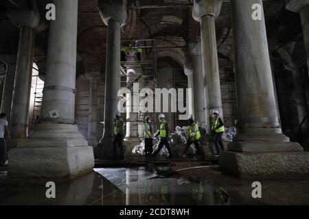 (200829) -- ISTANBUL, 29. August 2020 (Xinhua) -- Mitglieder eines Restaurierungsteams arbeiten am 27. August 2020 im 'Sunken Palace' in Istanbul, Türkei. Der riesige Wasserspeicher 'Sunken Palace' wurde im 6. Jahrhundert während der Herrschaft des Byzantinischen Reiches erbaut und konnte bis zu 100,000 Tonnen Wasser auf einer Gesamtfläche von 9,800 Quadratmetern speichern. Vor einem Jahr hat in der Zisterne, die heute als Museum fungiert und zahlreiche nationale und internationale Veranstaltungen, Konzerte und Aufführungen beherbergt, ein umfangreicher Restaurierungsprozess begonnen, der auch die Verstärkung von Arbeiten gegen Erdbeben beinhaltet. (Ph Stockfoto