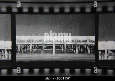 Feine Schwarz-Weiß-Fotografie aus den 1970er Jahren von Reihen leerer Sitzmöbel. Stockfoto