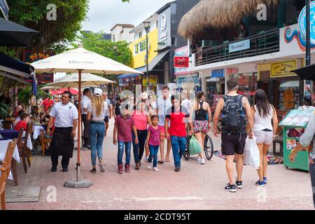 PLAYA DEL CARMEN, MEXIKO - APRIL 14,2019 : Touristen und Einheimische an der farbenfrohen 5th Avenue, einer der Hauptattraktionen der Stadt Stockfoto