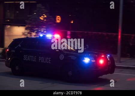 Seattle, 23. Mai 2020: Polizei am frühen Abend auf der 4th ave Stockfoto