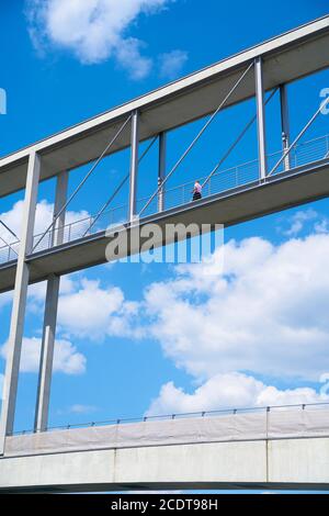 Mann auf einer Brücke zwischen zwei Regierungsgebäuden in der Regierungsviertel in Berlin Stockfoto