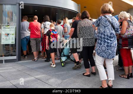 Eröffnung eines neuen Ikea-Stores in Magdeburg. Die ersten Kunden betreten das Gebäude. Stockfoto