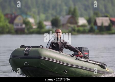 Mann im Boot Stockfoto