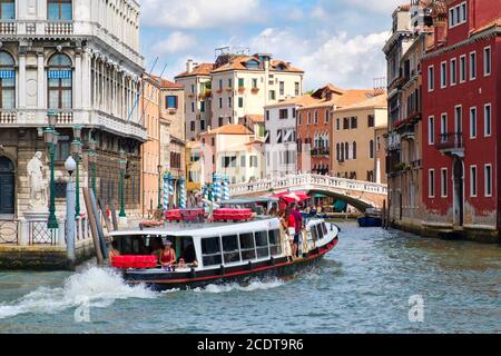 VENEDIG, ITALIEN - JULI 28,2017 : Vaporetto oder Wasserbus auf einem Kanal in Venedig, umgeben von alten bunten Palästen Stockfoto