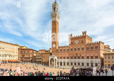 Blick auf die Piazza del Campo mit dem Palazzo Pubblico in Siena, Italien Stockfoto