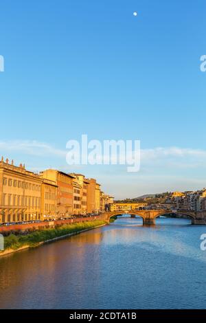 Arno in Florenz im Abendlicht und der Vollmond im Himmel Stockfoto