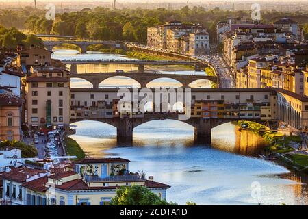 Arno Fluss und die Brücke Ponte Vecchio in Florenz bei Sonnenuntergang Stockfoto