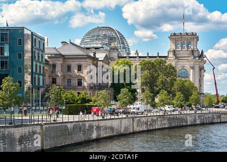 Der Reichstag in Berlin am Ufer der Spree. Stockfoto