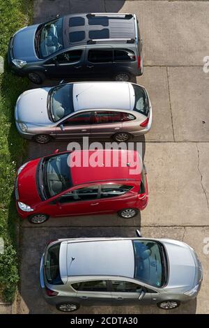 Autos auf einem Parkplatz im Stadtzentrum von Magdeburg Stockfoto