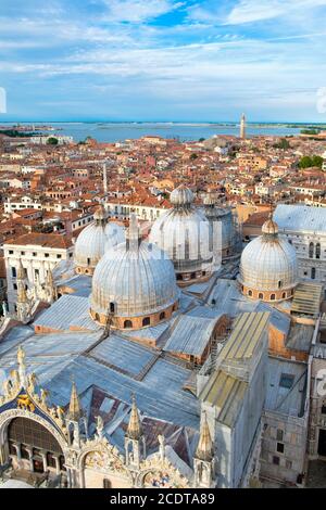 Luftaufnahme der Stadt Venedig mit dem Markusplatz Basilika Stockfoto