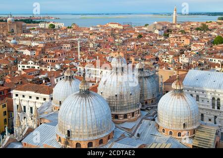 Luftaufnahme der Stadt Venedig mit dem Markusplatz Basilika Stockfoto
