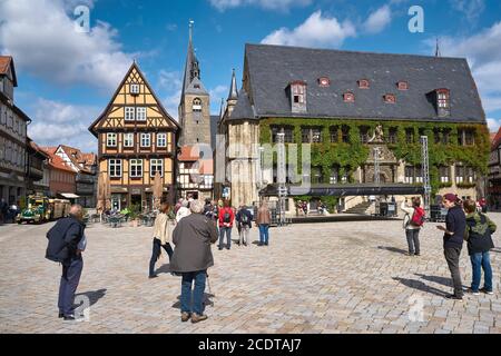 Touristen und Bewohner auf dem Marktplatz des Mittelalters Stadt Quedlinburg Stockfoto