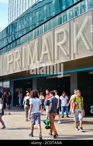 Touristen und Bewohner vor einer Filiale der Mode-Discounter Primark in Berlin Stockfoto