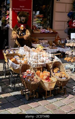 Teddy Shop im Nikolaiviertel in Berlin. In diesem Laden gibt es alle Arten von Bären. Stockfoto