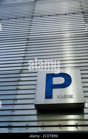 Schild an einem Parkhaus in der Innenstadt von Berlin Stockfoto