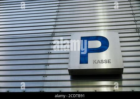 Schild an einem Parkhaus in der Innenstadt von Berlin Stockfoto