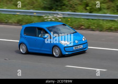 2015 blauer VW Volkswagen zieht NACH OBEN; Fahrzeuge mit fahrendem Verkehr, Fahrzeuge, die Fahrzeuge auf britischen Straßen fahren, Motoren, Fahrzeuge auf dem Autobahnnetz der Autobahn M6. Stockfoto