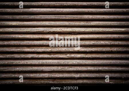 Alte Jalousien aus Holz mit abblätternder Farbe in einem Verlassenes Haus Stockfoto