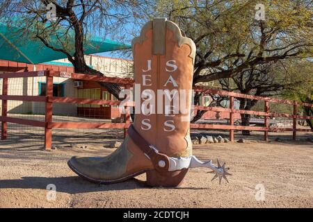 Großer Cowboystiefel mit Jesus Saves darauf geschrieben, Arizona, USA Stockfoto