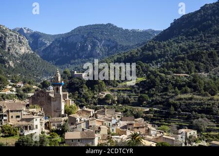 Teilansicht von Valldemossa vor den Bergen des Tramuntana-Gebirges, Mallorca, Spanien, Stockfoto