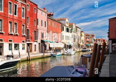 Bunte alte Häuser neben dem Kanal auf der Insel Von Murano in der Nähe von Venedig Stockfoto