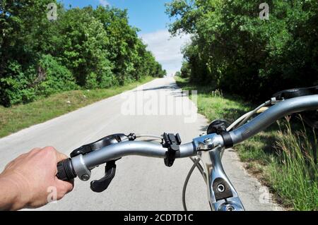 Radfahren durch die Beifahrerseite, Fahrerblick Stockfoto