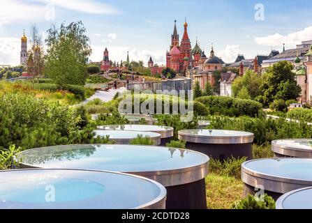 Landschaft von Moskau im Sommer, Russland. Städtisches Landschaftsdesign im modernen Zaryadye Park in der Nähe des Moskauer Kremls, ist dieser Ort Touristenattraktion von Moskau Stockfoto