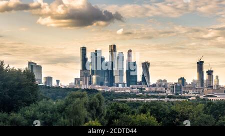 Moskau-Stadt Wolkenkratzer, Russland. Es ist ein Geschäftsviertel im Stadtzentrum von Moskau. Stadtlandschaft von Moskau mit Komplex von zeitgenössischen Bürogebäude Stockfoto