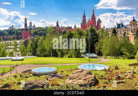 Stadtlandschaft von Moskau im Sommer, Russland. Landschaftlich gestaltetes Design im modernen Zaryadye Park in der Nähe des Moskauer Kremls, ist dieser Ort Touristenattraktion von Moskau Stockfoto