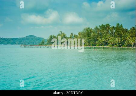 Schöner Sandstrand mit Palmen, Koh Kood Island, Thailand Stockfoto