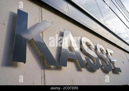 Aufschrift „Kasse“ für den Geldautomaten eines Parkplatzes Garage im Stadtzentrum von Dresden Stockfoto